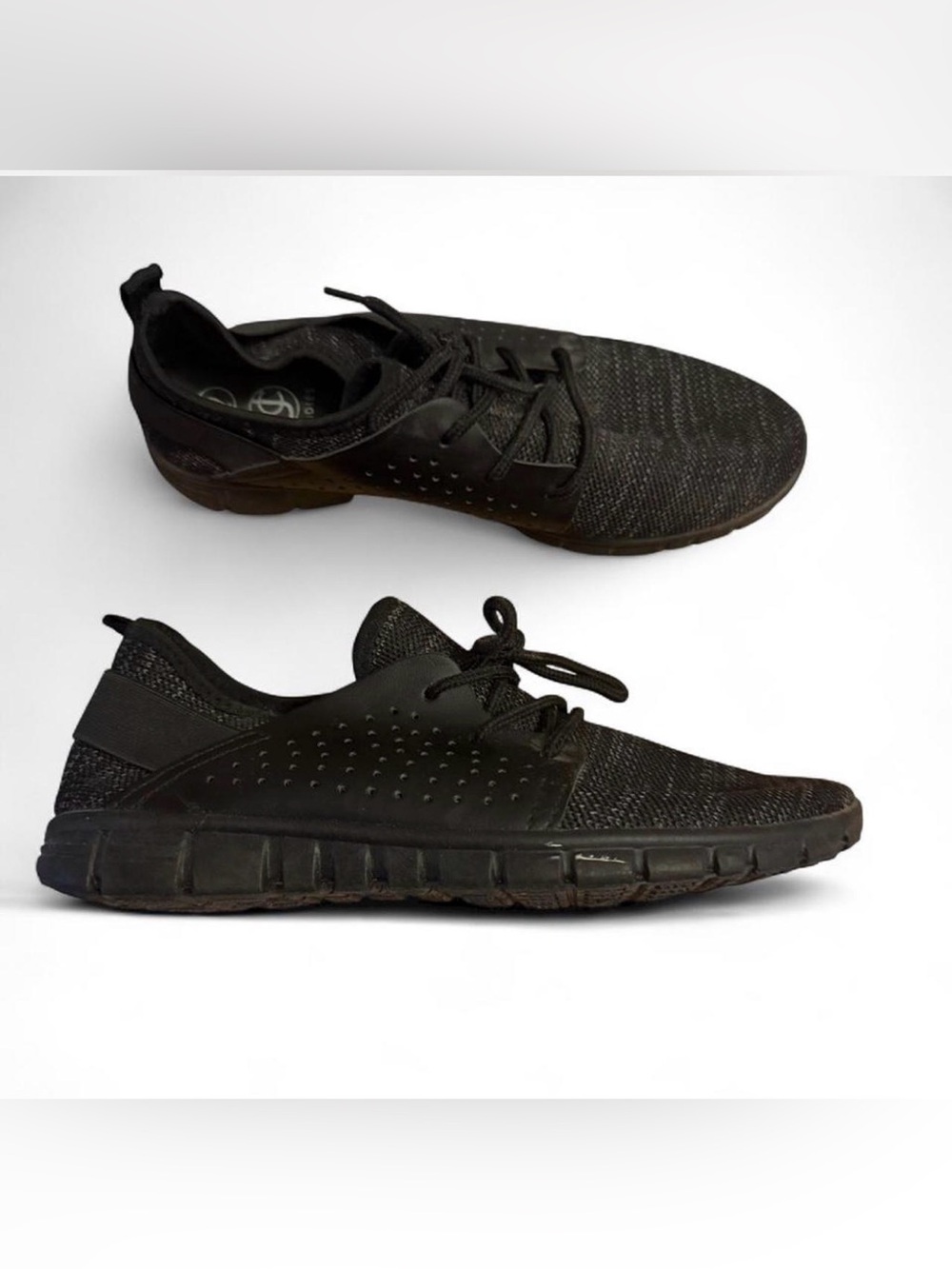 Clarafoil women’s black athletic sneakers size 9